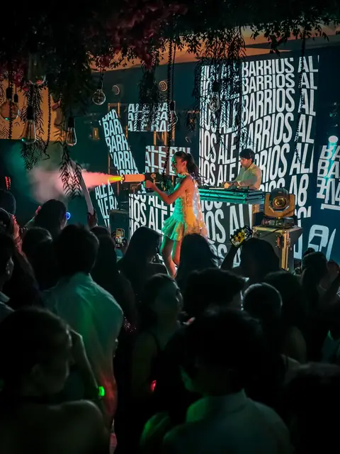Pantallas y luces del show en la fiesta