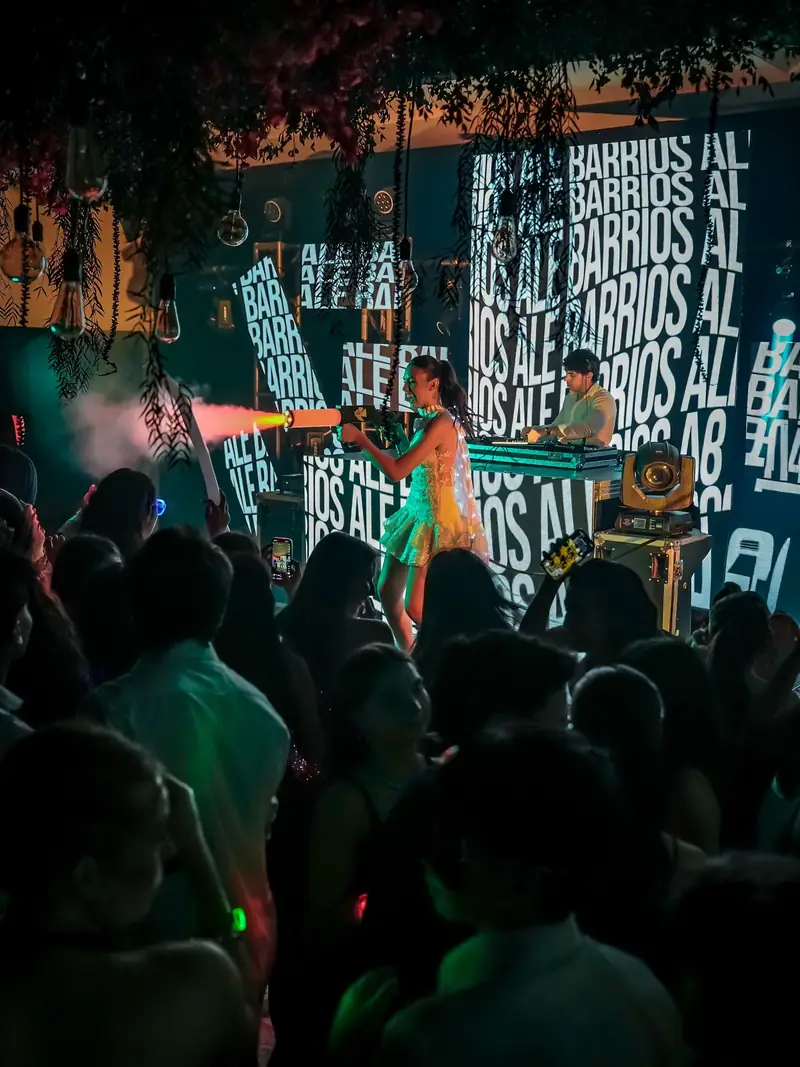Pantallas y luces del show en la fiesta