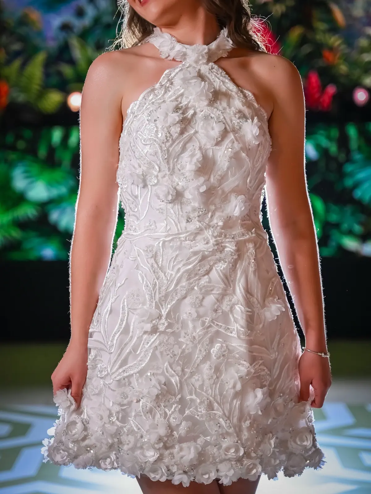 Detalle del vestido blanco con flores en relieve